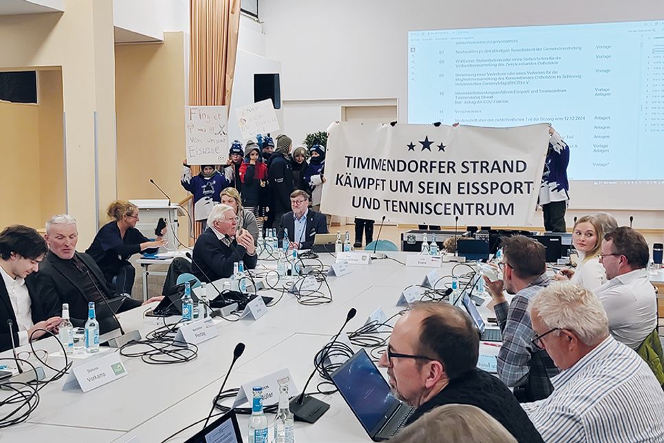 Eine Abordnung von Kids haben zu Beginn der Gemeindevertretersitzung ihre Plakate und Banner im Sitzungssaal in Niendorf präsentiert.