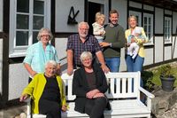 Stehend v. lks.: Brunhilde und Jürgen Wulf (3. Generation), Mike und Swantje Wulf mit Leva und Mats (4. Generation und evtl. 5. Generation); vorne sitzend v. lks.: Ingrid Wulf (2. Generation, bereits verstorben) und Inga Stief, geb. Wulf (3. Generation).