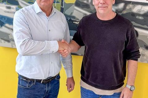 Nach langjähriger erfolgreicher Aufbau- und Entwicklungsarbeit hat der bisherige 1. Vorsitzende des Wassertourismus Schleswig-Holstein, Manfred Wohnrade (Betriebsleiter Tourismus-Service Grömitz, lks.), seinen Vorsitz an seinen Nachfolger, Philip Schinnagel (CEO CORE Kiteboarding GmbH) übergeben.