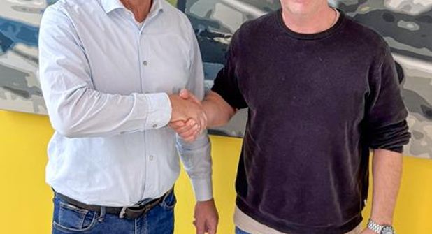 Nach langjähriger erfolgreicher Aufbau- und Entwicklungsarbeit hat der bisherige 1. Vorsitzende des Wassertourismus Schleswig-Holstein, Manfred Wohnrade (Betriebsleiter Tourismus-Service Grömitz, lks.), seinen Vorsitz an seinen Nachfolger, Philip Schinnagel (CEO CORE Kiteboarding GmbH) übergeben.