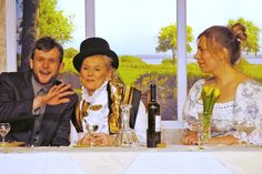 Nicht nur Tochter Lotte (Lea Keßler, r.), sondern auch Schwester Ida Schöppmeier (Angela Tafel) ist angetan vom Charme des jungen Theologiestudenten Ernst Schultendörp (Len Bartels).