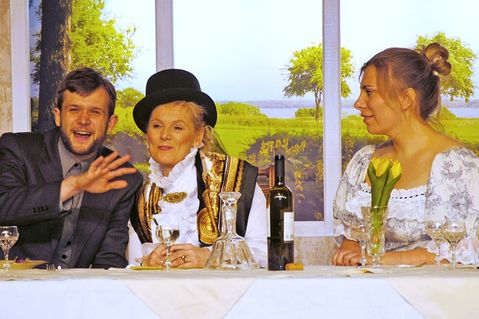 Nicht nur Tochter Lotte (Lea Keßler, r.), sondern auch Schwester Ida Schöppmeier (Angela Tafel) ist angetan vom Charme des jungen Theologiestudenten Ernst Schultendörp (Len Bartels).