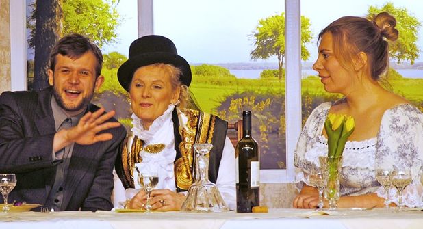 Nicht nur Tochter Lotte (Lea Keßler, r.), sondern auch Schwester Ida Schöppmeier (Angela Tafel) ist angetan vom Charme des jungen Theologiestudenten Ernst Schultendörp (Len Bartels).