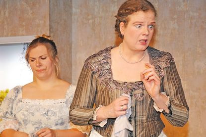 Schon wieder eine Hiobsbotschaft: Während Anna Burmann (Silke Böttcher, r.) entsetzt auf die Pläne ihres Ehemanns reagiert, grübelt Tochter Lotte, wie sie der unerwünschten Verlobung aus dem Weg gehen könnte.