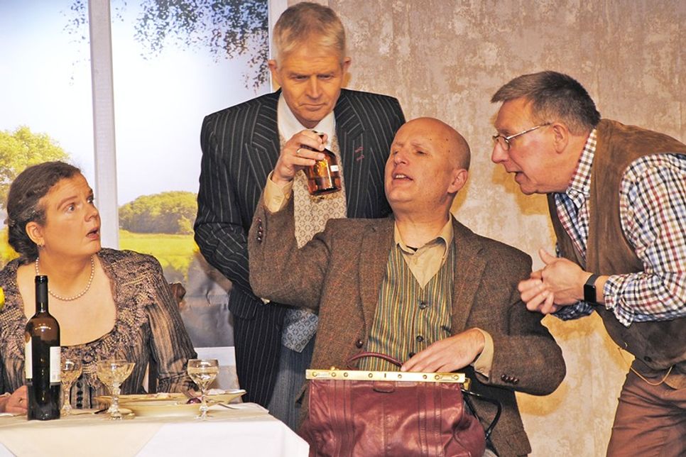 Schnelle Rettung in Sicht: Tierarzt Dr. Behrbohm (Matthias Dehn, m.) hat zufällig ein hochwirksames Medikament dabei.