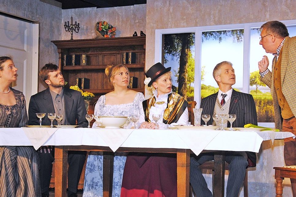 Noch scheint alles in Ordnung, als Johannes Melk (Jan Steffen, r.) das Wort ergreift und die Tischgemeinschaft andächtig zuhört (v.l.): Ehefrau Anna (Silke Böttcher), Theologiestudent Ernst Schultendörp (Len Bartels), Tochter Lotte (Lea Keßler), Schwester