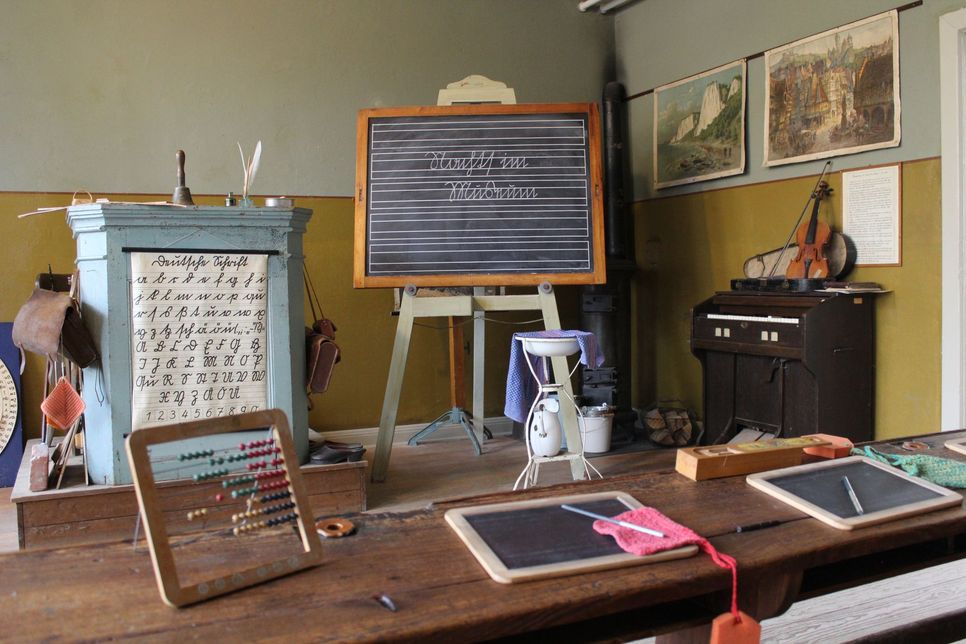 Im historischen Klassenzimmer des Dorf- und Schulmuseums kann am Pfingstsonntag das „Plattdüütsch-Abitur“ abgelegt werden. Außerdem gibt es Arbeitsbögen „Plattdüütsch for Kids“.