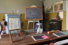 Im historischen Klassenzimmer des Dorf- und Schulmuseums kann am Pfingstsonntag das „Plattdüütsch-Abitur“ abgelegt werden. Außerdem gibt es Arbeitsbögen „Plattdüütsch for Kids“.