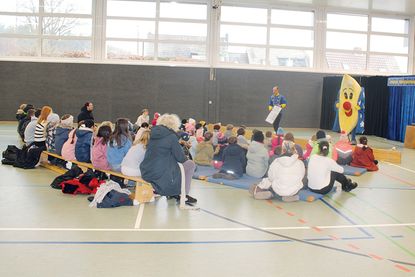 Gemeinsam mit Maskottchen „Luno“ stellte Zirkusdirektor David Selle in der Sporthalle den Sereetzer Grundschülern den Ablauf der Projektwoche und der Abschlussvorstellungen vor.