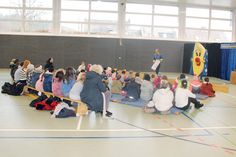 Gemeinsam mit Maskottchen „Luno“ stellte Zirkusdirektor David Selle in der Sporthalle den Sereetzer Grundschülern den Ablauf der Projektwoche und der Abschlussvorstellungen vor.