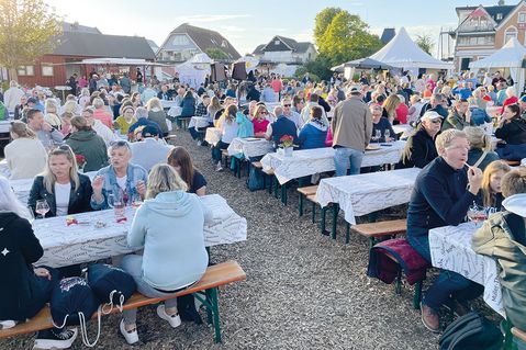 Vom 28. Mai bis 1. Juni findet wieder das  Weinfest im Niendorfer Hafen statt.