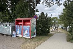 Frisch geleert: Die Altkleidercontainer am Binnenwasser stehen direkt neben dem Spielplatz.