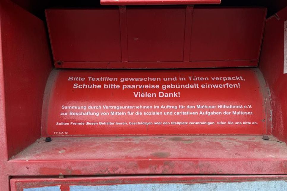 Auf der Klappe ist genau nachzulesen, was in den Container gehört und was nicht.