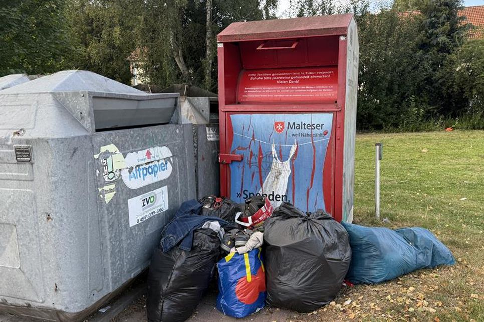 So bitte nicht: Säcke mit Altkleidern, wie hier an den Containern im Ziegeleiweg/Bültsaal, sollten  nicht vor einem vollen Container abgestellt werden. Die Kleiderspende könnte gestohlen oder verschmutzt werden.