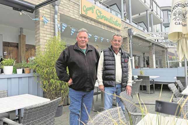 Ulfert Georgs (lks.) übergibt seine Anteile des Strandbistros an Thomas Nissen, der das Lokal vor Ort seit der Eröffnung führt.