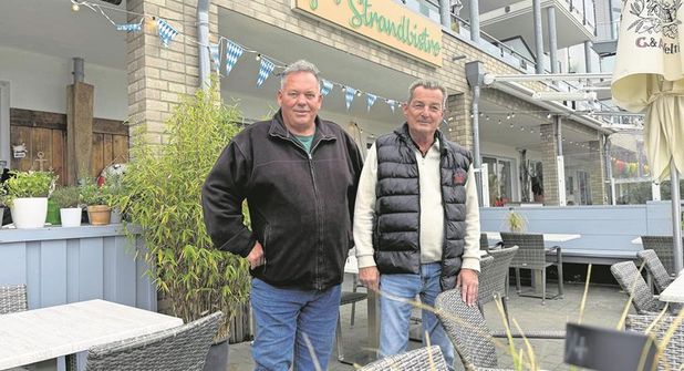 Ulfert Georgs (lks.) übergibt seine Anteile des Strandbistros an Thomas Nissen, der das Lokal vor Ort seit der Eröffnung führt.