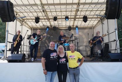 Die Organisatoren Philipp Dietmayer, Kirsten Nix und Holger Nix (v. lks.) mit den Bluemoon Alligators.