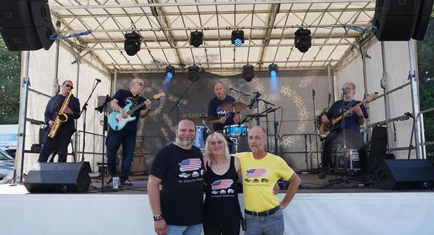 Die Organisatoren Philipp Dietmayer, Kirsten Nix und Holger Nix (v. lks.) mit den Bluemoon Alligators.