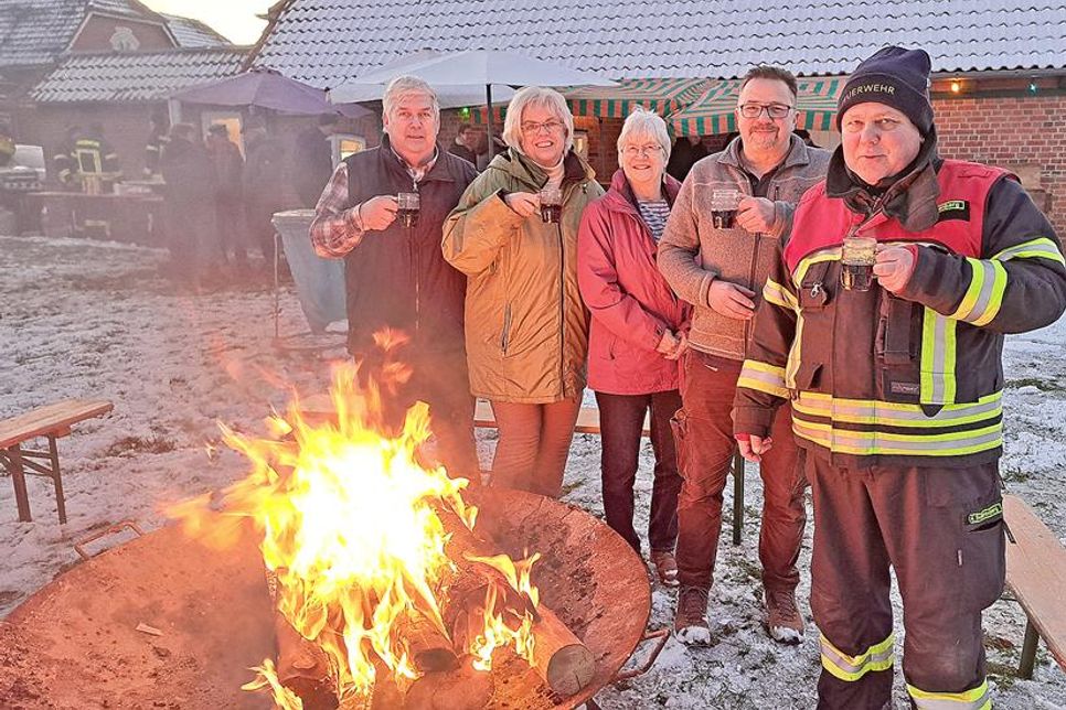 Haben mitgeholfen, das Fest auf die Beine zu stellen (v.l.): Norbert Schöning (SV Kasseedorf), Brunhilde Bendfeldt (Schwentine-Schützen), Marita Jessen (DRK-Ortsverein), Bürgermeister Mario Bielarz und Ortswehrführer Andreas Scharrenberg.