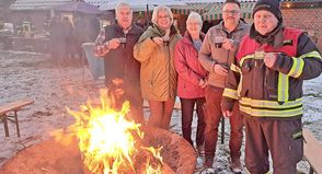 Haben mitgeholfen, das Fest auf die Beine zu stellen (v.l.): Norbert Schöning (SV Kasseedorf), Brunhilde Bendfeldt (Schwentine-Schützen), Marita Jessen (DRK-Ortsverein), Bürgermeister Mario Bielarz und Ortswehrführer Andreas Scharrenberg.