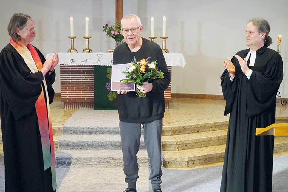 Kirchengemeinderatsmitglied Jürgen Hoffmann (Mitte) wurde von Pastorin Katharina Gralla und Pastor Johannes Höpfner das Ansgarkreuz der Nordkirche verliehen.