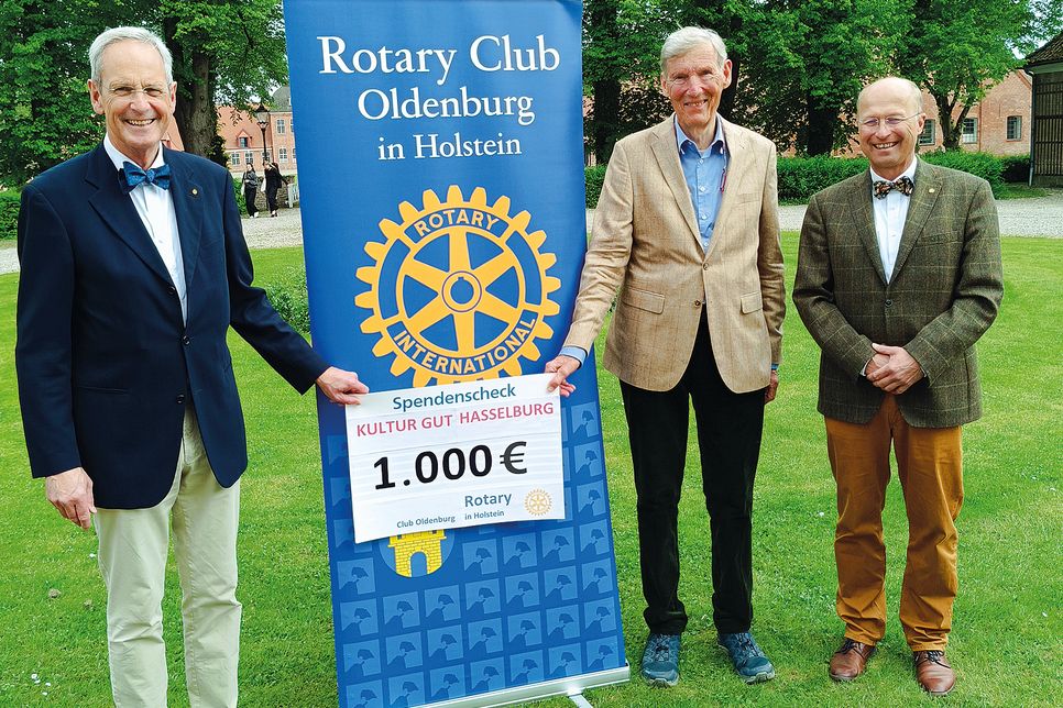 Spendenübergabe auf dem Gutsgelände Hasselburg von links: Rotary Präsident Hannes Wendroth, Dr. Constantin Stahlberg, Rotarier Sophus Theophile Foto: Uwe Lankau, Rotary Club Oldenburg in Holstein.