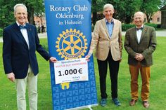 Spendenübergabe auf dem Gutsgelände Hasselburg von links: Rotary Präsident Hannes Wendroth, Dr. Constantin Stahlberg, Rotarier Sophus Theophile Foto: Uwe Lankau, Rotary Club Oldenburg in Holstein.