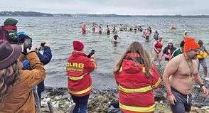 Typisches Badewetter sieht anders aus. Das hielt aber am ersten Sonnabend im neuen Jahr 33 Mutige nicht davon ab, sich beim vom DLRG Hutzfeld-Bosau veranstalteten Anbaden in die eisigen Fluten des Großen Plöner Sees zu stürzen. Etwa 100 Zuschauer hatten sich am Badestrand in Bosau versammelt und sahen zu, wie sich die wagemutigen, teils kostümierten Teilnehmer in den See begaben. Dieser war mit einem Grad plus zwar wärmer als die Luft mit minus einem Grad, aber das tat dem Kälteschock, der beim Eintauchen entstand, keinen Abbruch.