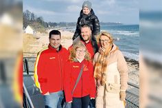 Der kleine Roev (7) hat bereits seinen Schwimmkurs gemacht und weiß, wie wichtig Schwimmen für Küstenkinder ist, hier mit Küstenlady Heike Möller (von rechts), DLRG-Vorstand Christoph Niemann, Ausbildungsleiterin Carola Szygulla und Geschäftsführer Lukas Reuter.