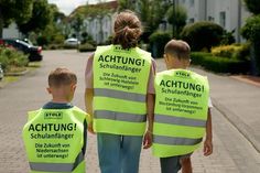 Pünktlich zum Schulstart stattet das Kaufhaus Stolz die Schulanfänger mit Warnwesten aus, damit der Schulweg sicher gemeistert werden kann. (red)