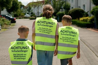 Pünktlich zum Schulstart stattet das Kaufhaus Stolz die Schulanfänger mit Warnwesten aus, damit der Schulweg sicher gemeistert werden kann. (red)