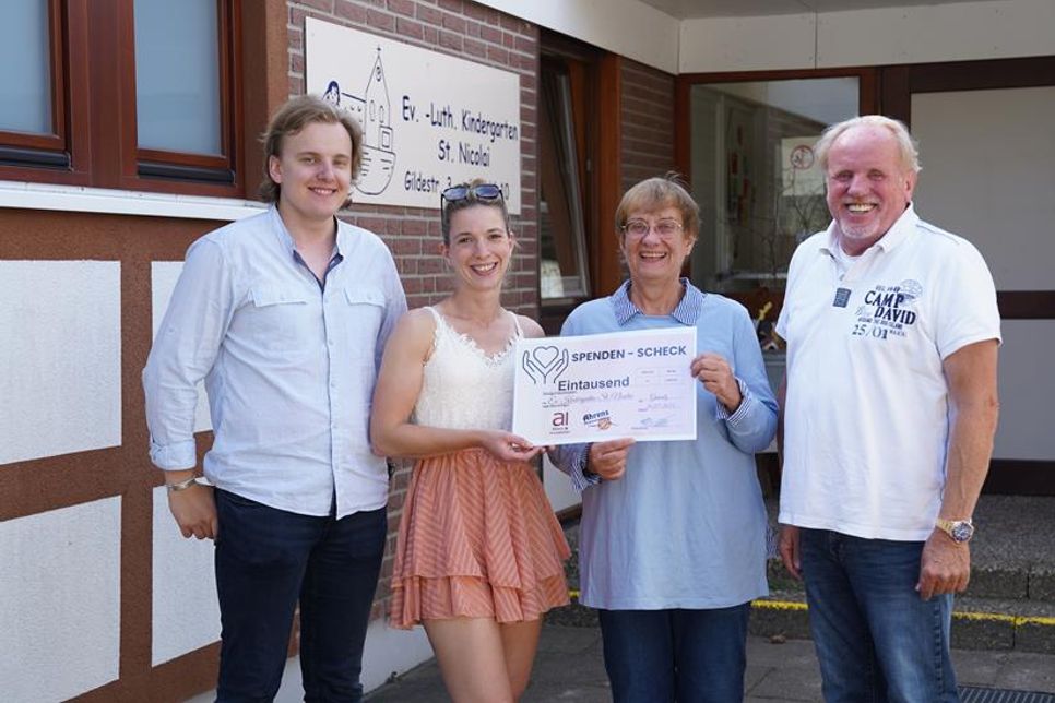 Julius Simon und Jana Schulz (Büroleitung) von der Firma Ahrens, Kindergartenleiterin Andrea Boneß und Michael Ahrens (v. lks.) bei der Spendenübergabe.