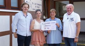 Julius Simon und Jana Schulz (Büroleitung) von der Firma Ahrens, Kindergartenleiterin Andrea Boneß und Michael Ahrens (v. lks.) bei der Spendenübergabe.
