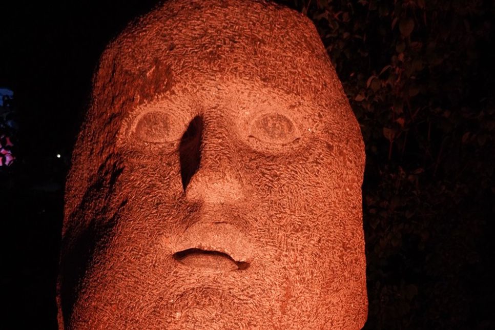 Eine der Skulpturen. Sie trägt den Namen „Kopf“ und wurde vom dänischen Bildhauer Thomas Kadziola hergestellt.