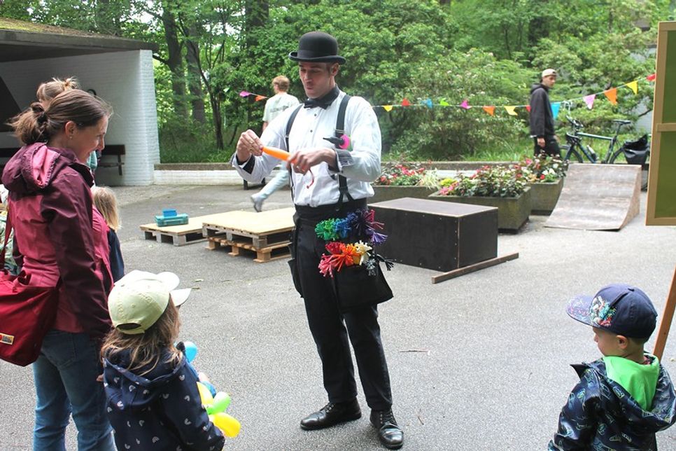 Der Ballonkünstler Mario Pusch verzauberte Kinder und Mütter mit seiner Kunst.