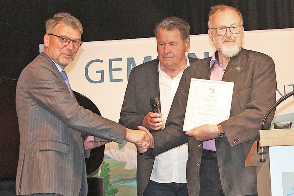 Heiko Godow (v.li.) und Rainer Geerdts gratulierten dem Ehrengemeindevertreter Wilfred Knop.