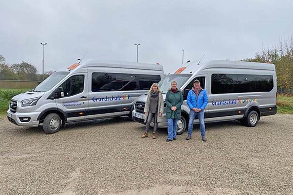 Die Schulverbandsvorsteherin Christin Voß freut sich gemeinsam mit den Schulbusfahrer/in Regine Holst und Heino Newe über die schicken neuen Schulbusse.