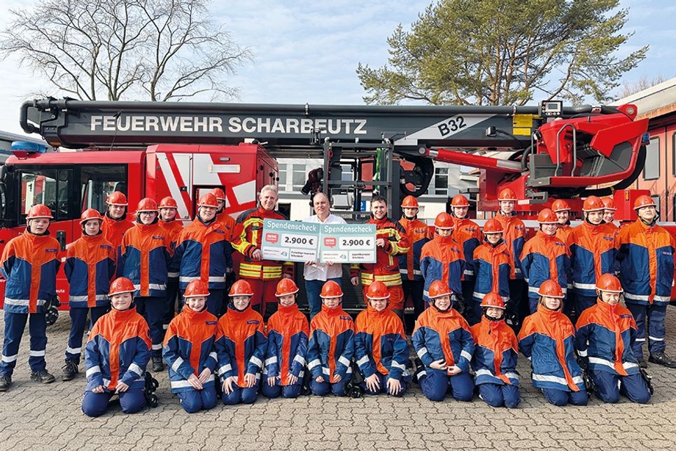 Symbolische Scheckübergabe nach dem erfolgreichen Laternenumzug 2024: Insgesamt sind 5.800 Euro für die Feuerwehr Scharbeutz und für die Jugendfeuerwehr Scharbeutz zusammengekommen.