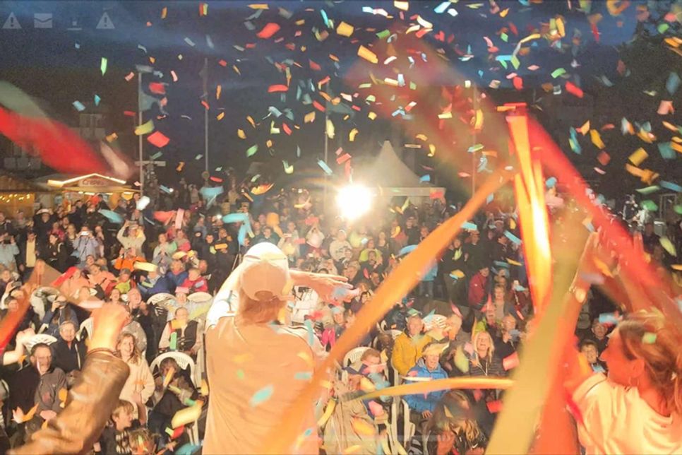 Bühne frei für beste Stimmung: Bei der Playback-Show auf dem Seebrückenplatz feiert ganz Kellenhusen gemeinsam.