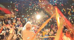Bühne frei für beste Stimmung: Bei der Playback-Show auf dem Seebrückenplatz feiert ganz Kellenhusen gemeinsam.