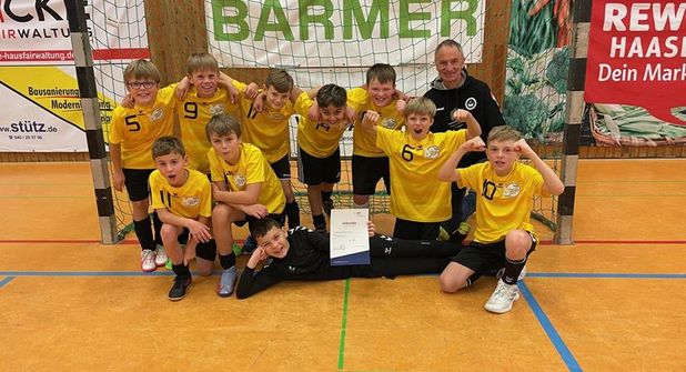 Mit 12 Punkten konnten die Jungen damit den ersten Platz belegen und treten nun am 3. Dezember gegen die GS Ratekau, die GS Fehmarn und die GS Pansdorf um den Titel des Kreismeisters an.