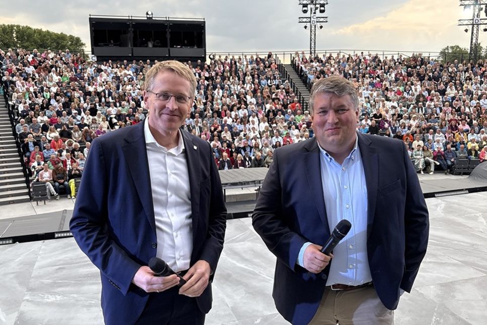 Eröffnung der 74. Spielzeit 2025: Ministerpräsident Daniel Günther (links) und Festspiel-Geschäftsführer Falk Herzog vor ausverkaufter Tribüne