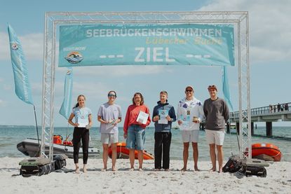 Siegerehrung mit Gesamtsieger Sebastian Barsch (2. v. re.). (Foto: Tourismus-Agentur Lübecker Bucht, Joelle Dörnath)