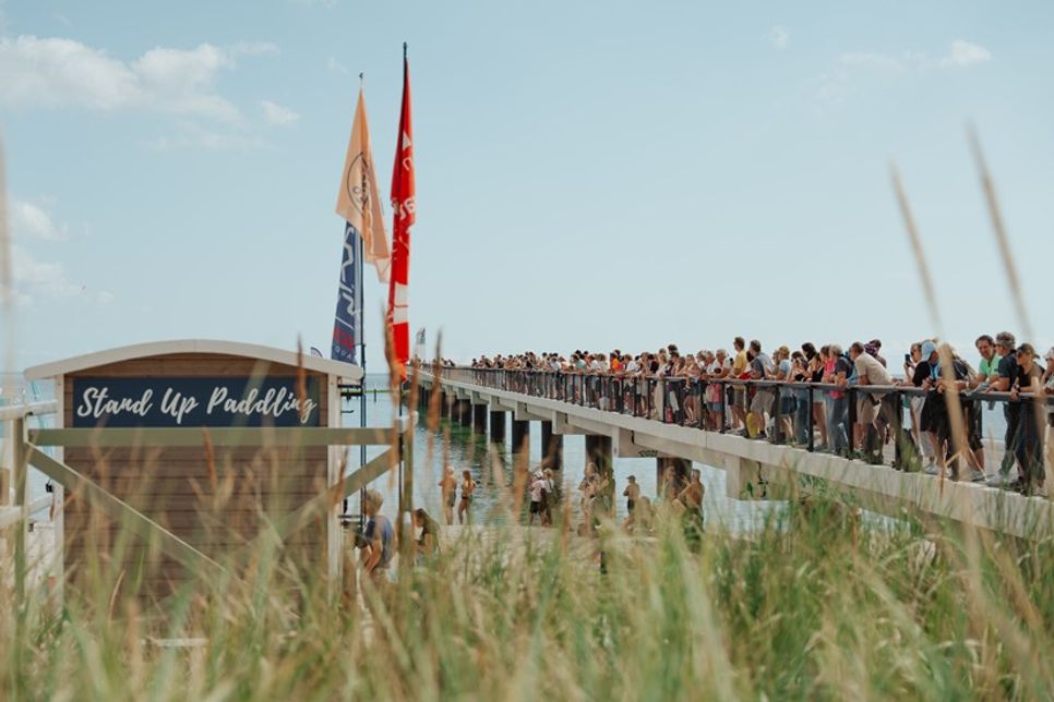 Das Seebrückenschwimmen zog zahlreiche Zuschauer an. (Foto: Tourismus-Agentur Lübecker Bucht, Joelle Dörnath)