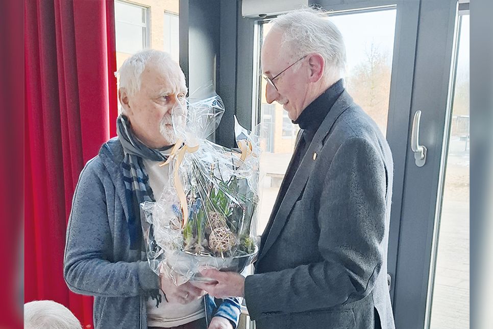 Bernd Heuer (li.), Landes- und Kreisvorsitzende der Siedlergemeinschaft, beglückwünschte Klaus-Dieter Pfeffer zu dessen Wahl.