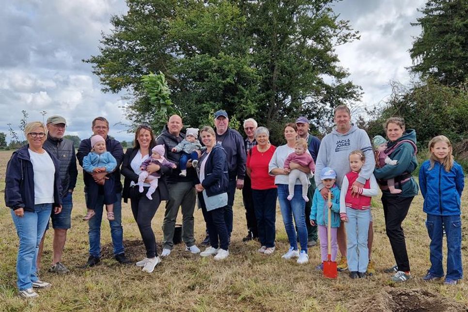 Bürgermeisterin Kirsten Sköries (lks.) konnte bei bestem Pflanzwetter sechs Familien mit ihrem Nachwuchs begrüßen.