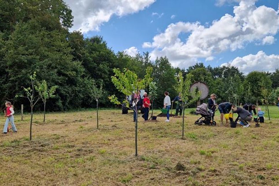 Die Familien hatten große Freude bei der Pflanzaktion.