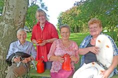 Nur einige der fleißigen Flohmarkt-Helfer, die sich schon auf den Flohmarkt-Trubel am letzten Ferien-Sonntag freuen: Helga Przyborowski, Anneli Mader, Gerti Schellbach-Gondesen und Marion Fahrenholz.