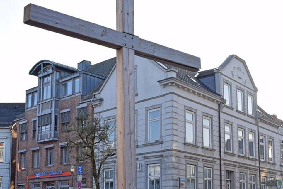 Bereits seit 20 Jahren wird immer am Aschermittwoch das hölzerne Kreuz auf dem Preetzer Markplatz aufgestellt