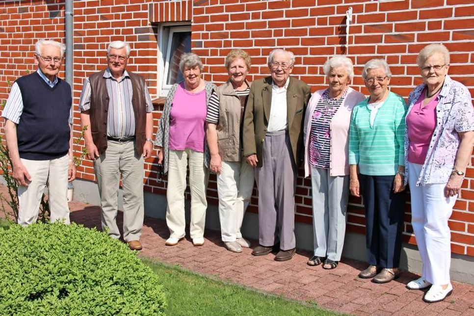 Erika Grage (re.) und Erwin Patzelt (4. v. re.) freuten sich über den noch immer guten Zusammenhalt der Klasse.